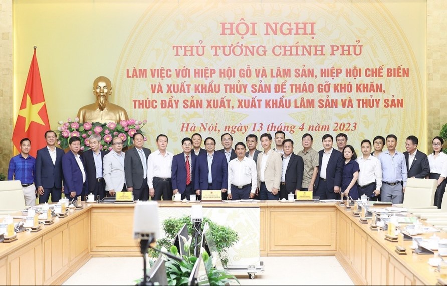 Mr. Nguyen Duc Hau – Chairman of Uniexport cum Vice President of Wood Pellets Association (4th from the right-hand side) with the Prime Minister & Association Members (Photo: Duong Giang/VNA)